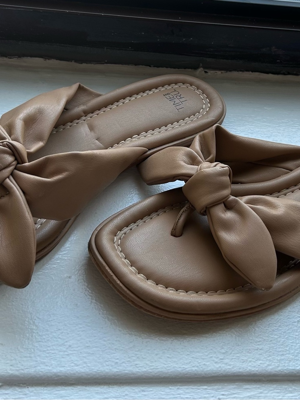 Women's Tan Time and Tru Knot Bow Thong Sandals Size 9M
